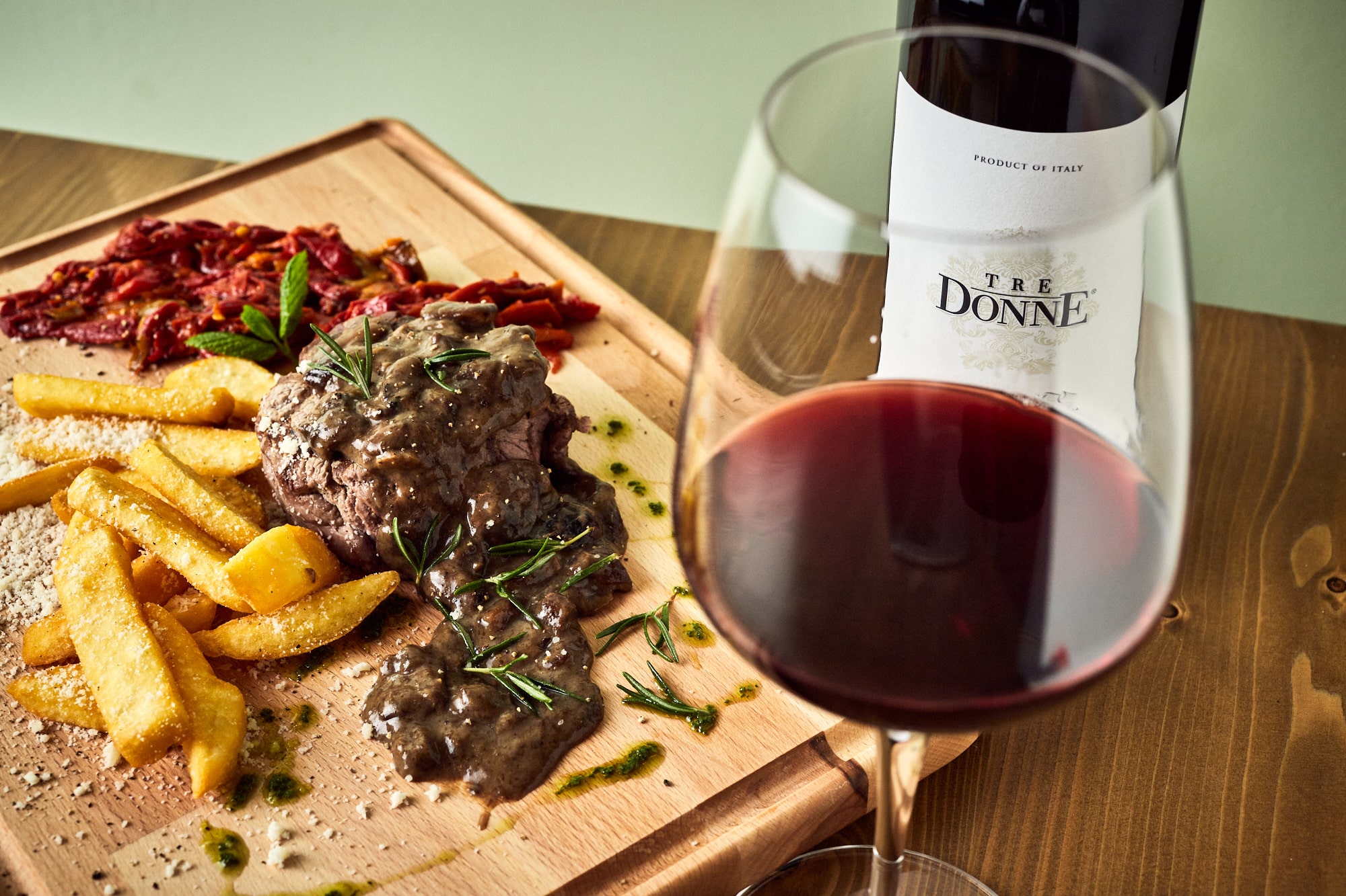 Propozycja dania na wigilię firmową w restauracji da Luciano: Stek i aromatyczne, czerwone wino.