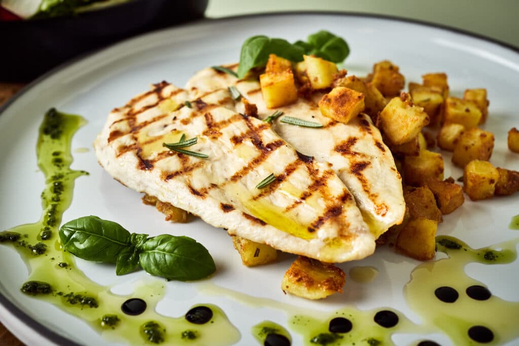 zróżnicowane propozycje menu świątecznego: na zdjęciu pierś z kurczaka z grilla i ziemniaki z bułką tartą.