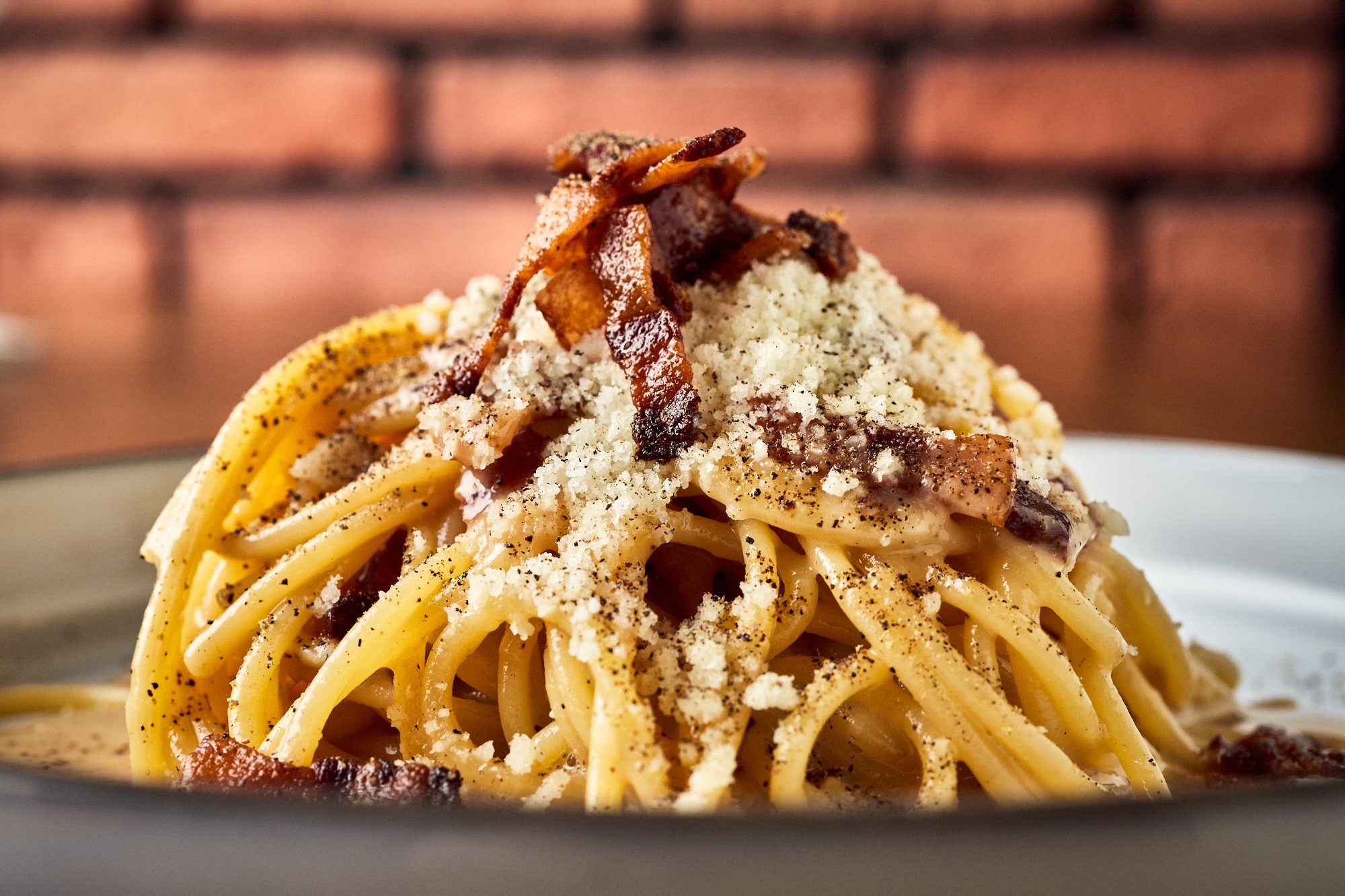 Włoski makaron - kremowa Carbonara z kawałeczkami guanciale i Grana Padano.