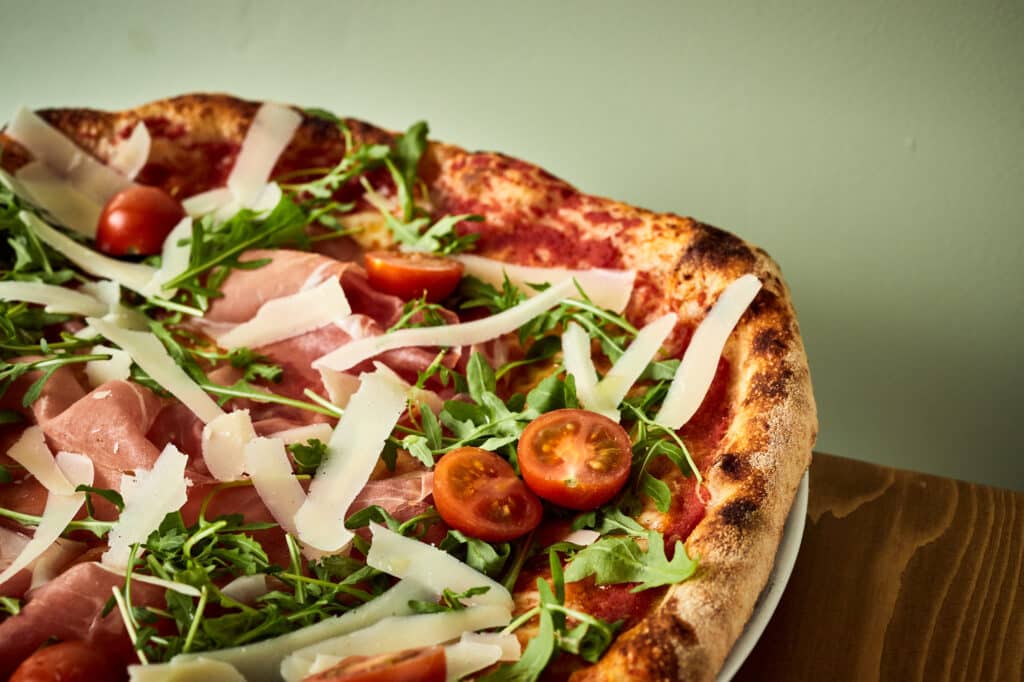 Pizza Capri w da Luciano z prosciutto crudo, grana padano i rukola.